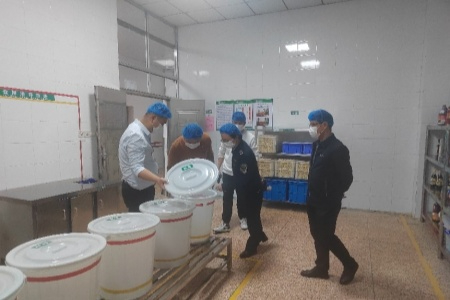 福建省龙海第一中学&ldquo;陪餐监督+专项培训&rdquo; 筑牢校园食品安全防线