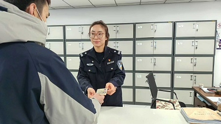 鞍山发出第一张&ldquo;立等可取&rdquo;居住证