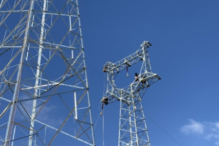 福建云霄供电加快线路迁改 助推漳汕高铁建设