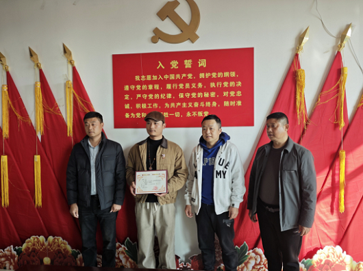 陈涛勇斗恶犬护居民：平凡英雄奏响时代正气歌