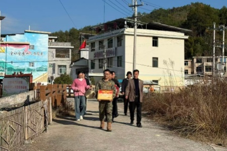 喜报送家门 荣光传故里 -- 长汀县新桥镇为&ldquo;四有优秀士兵&rdquo;家属送奖上门