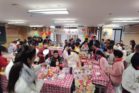 侨侨小市场 爱心大航路│福州市华侨小学联合鼓楼慈善举办迎新公益义卖