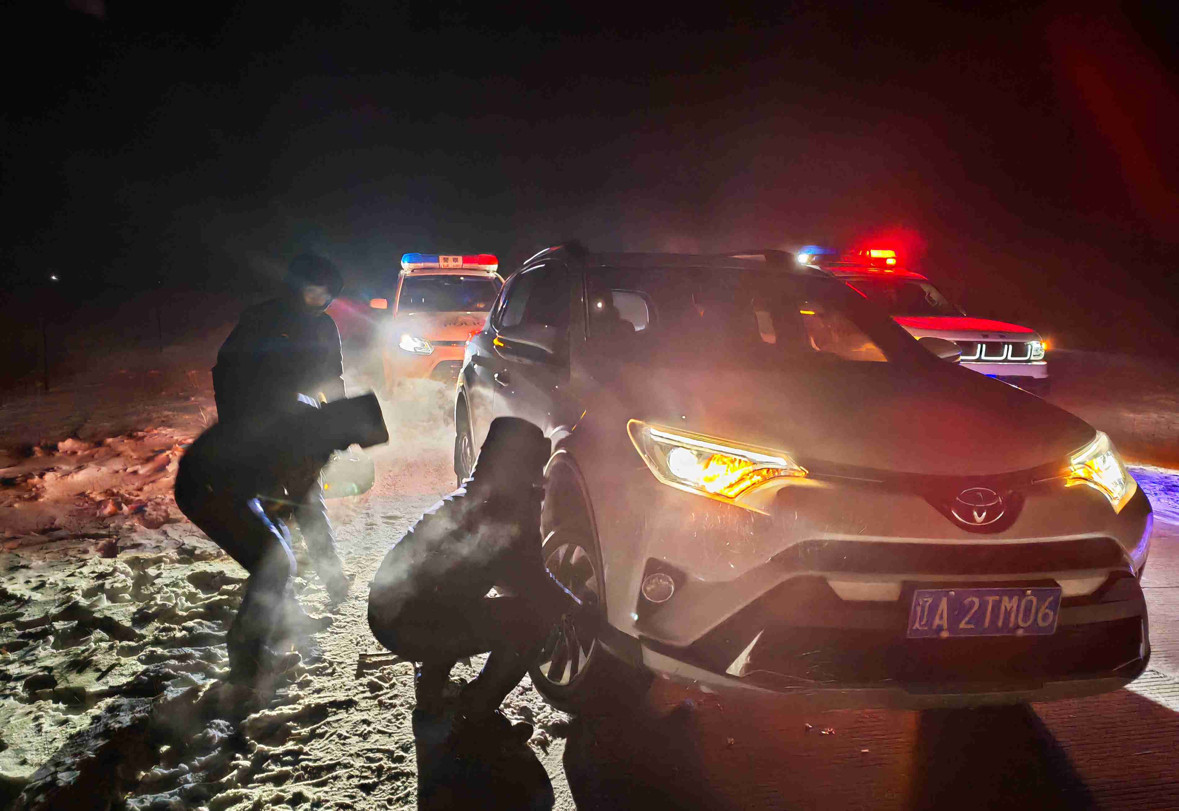 风雪极寒跨年夜 吉布胡郎图边境派出所暖心救援一家三口