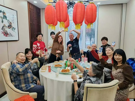 俄罗斯游客在鞍山汤岗子包饺子欢庆新年