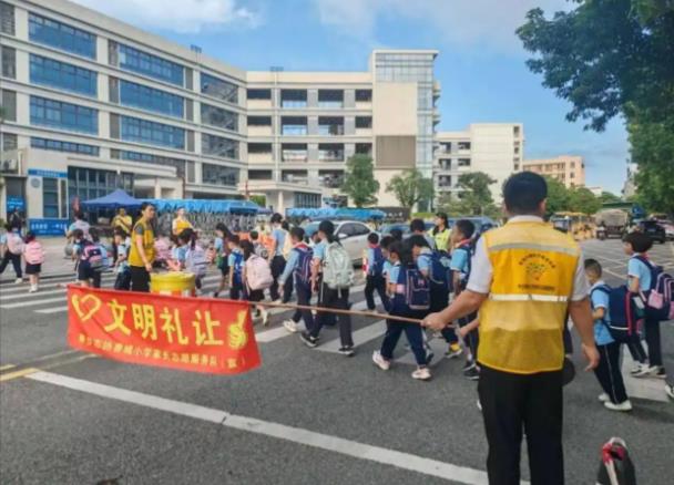 护学岗之殇：45岁家长生命的逝去与家校责权界限之问