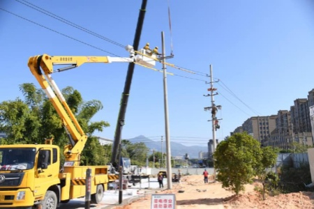 云霄供电&ldquo;能带不停&rdquo; 杆线迁移助力市政工程建设
