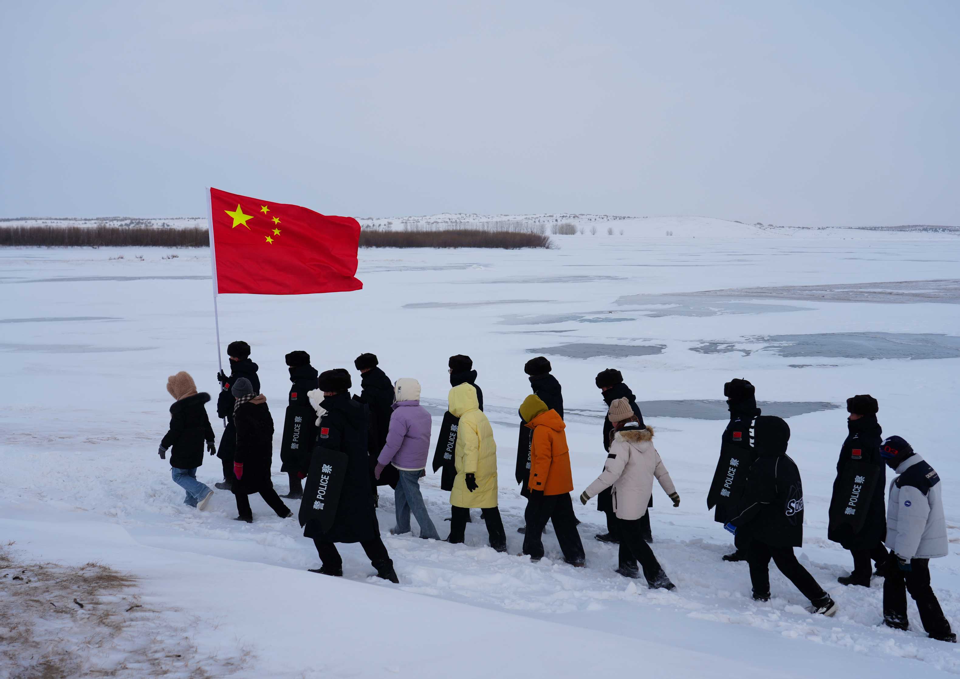 极寒边境，警民共筑爱国情 - 嵯岗边境派出所开展特色活动迎警察节