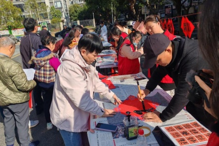 鼓楼区慈善总会携手树兜社区举办写春联送福活动 翰墨传情暖民心