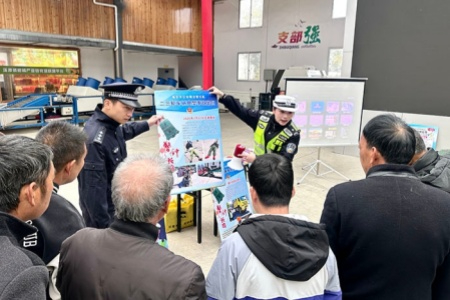 福安交管大队女子护学岗中队联合溪潭派出所开展&ldquo;脐橙节&rdquo;普法宣传活动