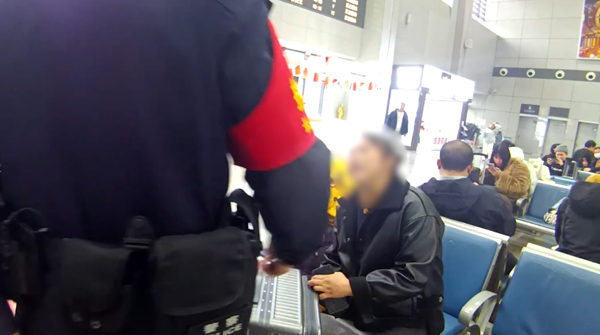 30秒，遗忘售票窗台的手机不翼而飞！铁警抓获&ldquo;顺手牵羊&rdquo;女子
