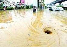 广西富川县城内涝 部分街区水位上升及腰