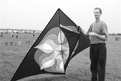 屏东国际风筝节雨中人潮不减