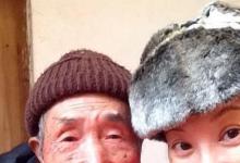 独居老人看电视 二层老房突然塌了