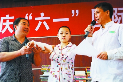 11岁留守女孩因煤气中毒瘫倒在炭炉 右臂被烧焦