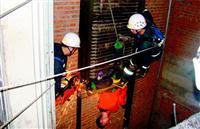 惊悚！电梯运转 维修工被卷入