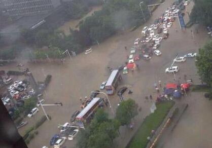 武汉开启看海模式 行车如行船