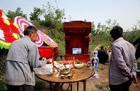 男子伙同情人盗尸7具配阴婚被公诉