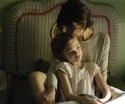 女子梦游坠楼无恙 幸有广告雨棚拦截