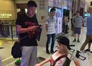 福建男子带充气娃娃买票看电影 网友：快交女友