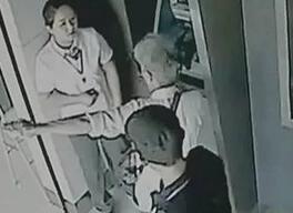 老人被骗跪求汇款 银行无奈切断ATM机电源
