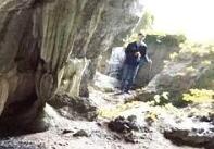 15岁女孩恋上46岁大叔 两人私奔隐居山洞