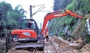 泥石流致川黔铁路中断 20余趟列车受影响