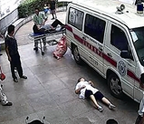 女医生连续工作近20小时 累倒在救护车旁