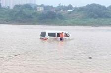 司机开车到江边休息 醒来发现车漂江上