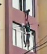丈夫抓住悬在窗外妻子 失去力气后放手妻子坠亡