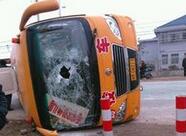 湖北江陵幼儿园校车撞车侧翻 十余名儿童受伤