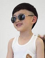 3岁男童被困电梯 父母撬门缝递手机稳定情绪