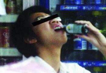 亚毒品&ldquo;止咳药水&rdquo;调查:不少青少年为此花巨款