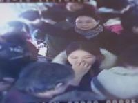 美女扒手公交车行窃 遇散打大妈抓现行