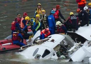 台复兴航空坠河报告：空难系关错发动机造成