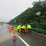 鄂州一高速公路突发山体滑坡 汉鄂交警及时排除险情