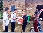 湖北鄂州：汉鄂高速交警大队心系扶贫点受灾群众