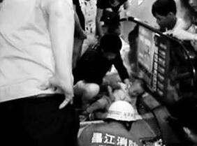 自动扶梯&ldquo;咬&rdquo;住3岁男童 消防破拆获救