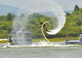 揭秘&ldquo;水上飞人&rdquo;：酷炫表演是一次次摔出来的