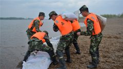 湖北鄂州葛店开发区公安局全力奋战一线防汛抗洪