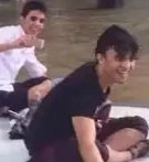 友谊巨轮：南京洪涝 四国男生同乘橡皮艇救人