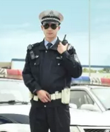 苏州90后长腿交警雨夜涉水救出一家三口