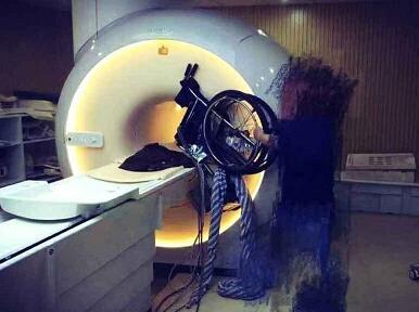 病人家属不听劝 轮椅吸上核磁共振仪 维修费需300万