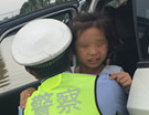 鄂州路段积水成&ldquo;水塘&rdquo; 交警救助2名幼儿
