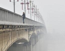 妻子与丈夫争吵欲跳桥 男子无照驾驶看热闹被查