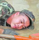 战士98年洪水出生被官兵救 如今抗洪报恩