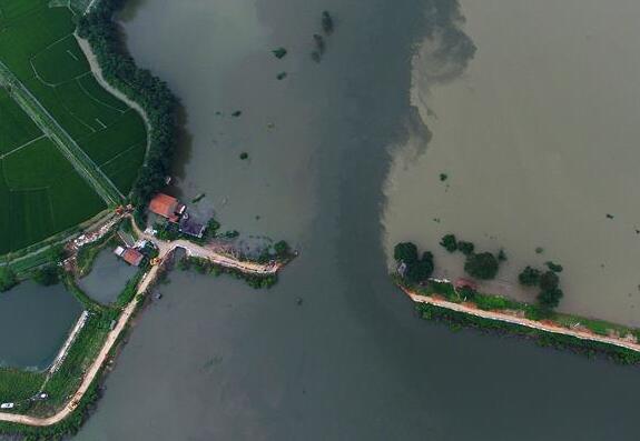 湖北黄梅县考田河堤出现溃口 数千人紧急转移