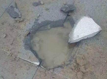 福州&ldquo;奥体&rdquo;地砖遭雷电劈碎 脸盆大窟窿碎成4瓣