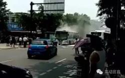 南京一公交车自燃 救援及时幸无伤亡