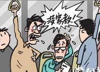 小伙坐公交没第一时间让座 遭婆婆包子砸身