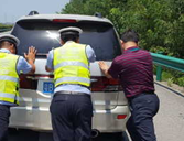 汉鄂高速公路上的&ldquo;推车哥&rdquo;